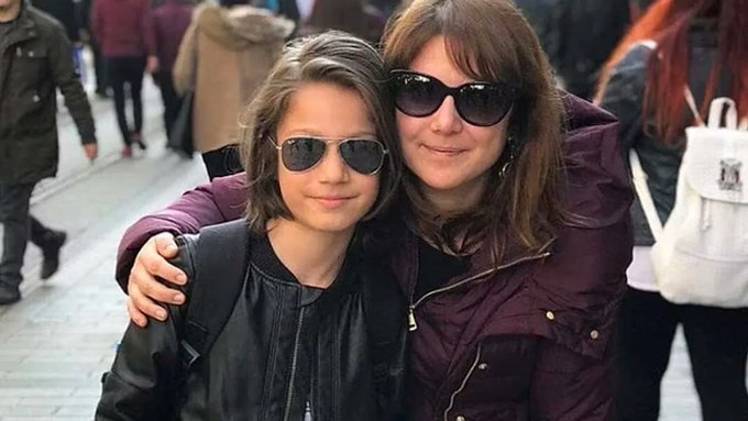 Mısra Öz oğlunu kaybettiğinden beri istisnasız her gün adalet arayışını sürdürdü.

Şimdi Mısra Hanım yaşam mücadelesi verirken geçeceğine olan inancımızı ileterek, yazamadığı bu günler için biz yazalım.

1015 gün oldu. Adalet halen yerini bulmadı.
#ÇorluTrenKatliamı #OğuzArdaSel