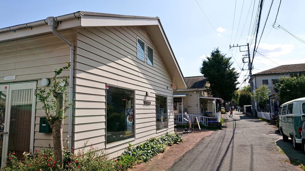 Tsukio Toda 下見板張り 鎧張り の外壁出隅納まりいろいろ 木口を交互に見せたり 板金でカバーしたり 入間市の ジョンソンタウンの木造平屋群にて 同じようなホワイトの外観のショップや住宅が点在している不思議な場所