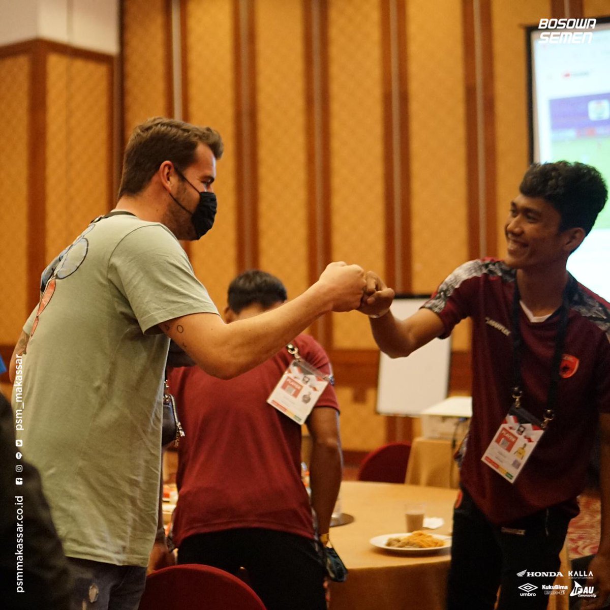 PSM_Makassar's tweet photo. Berbukalah dengan yang maestro, eh yang manis maksudnya.

Tetta Wiljan Pluim datang ke Solo untuk menyaksikan perjuangan Pasukan Ramang di semifinal leg kedua Piala Menpora. "Ewako boys", kata tetta!

#EwakoPSM #AllonaPSM #PSMday https://t.co/xcJqJJZgdn
