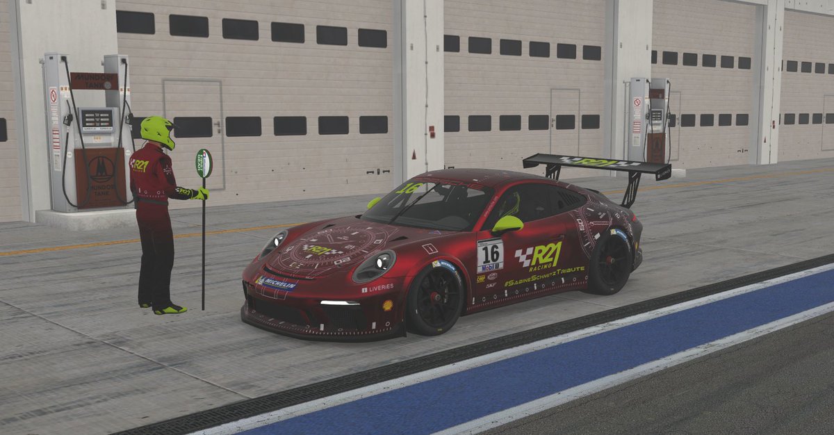 En un rato nos vamos a Nurburgring! 4h de carrera de supervivencia. Esta vez, con el Porsche 911 edición especial #sabineschmitz tribute.
<a href="/R21Racing/">R21Racing</a>