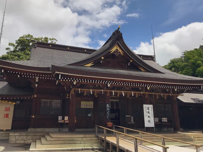 砥鹿神社(愛知県豊川市)
三河國一宮
社格は国幣小社
祭神は大己貴命
大宝年間(701年-704年)、文武天皇の病を鎮めるための勅使として草鹿砥公宣が派遣され、本茂山(本宮山)の神を迎えて里宮が創建されたと伝えられる
奥宮のある本宮山は古代から信仰の対象であったと考えられる 