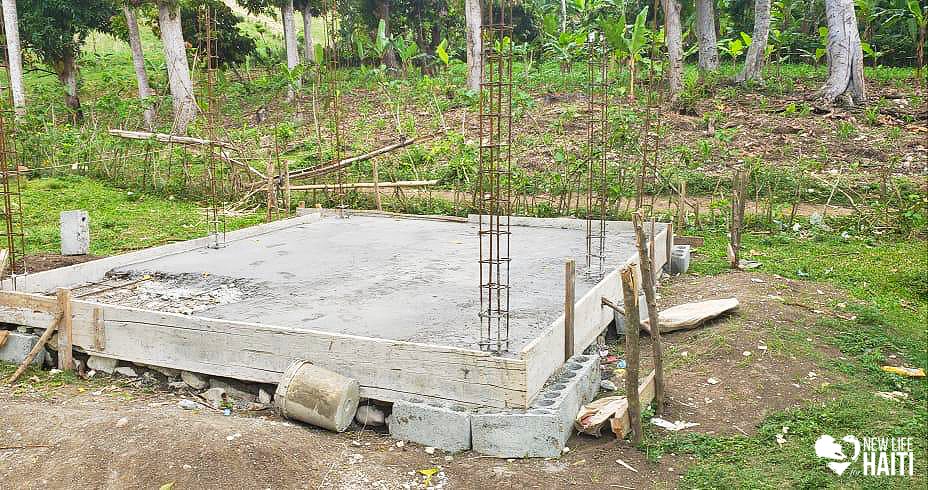 We broke ground on the kitchen at the School of Hope! Because of your support, students will receive a hot meal of rice, beans, and fish weekly. To help us reach our full goal, go to charity.gofundme.com/o/en/campaign/…. 
#feedhungryhearts #hungryhearts #schoolofhope