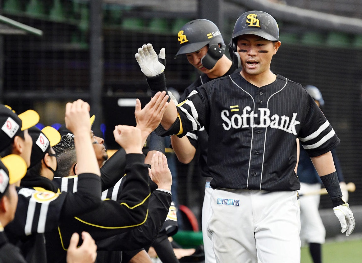 日刊スポーツ西部本社 九州 山口 On Twitter 今日の 撮れ鷹 写真 西武対ソフトバンク 9回表ソフトバンク無死一塁 同点の右越え2点本塁打を放った 中村晃 外野手は生還しナインとタッチを交わす Sbhawks