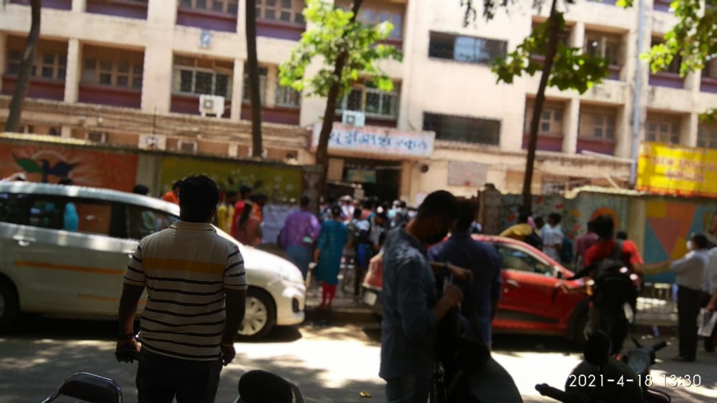 anubha1812's tweet photo. This is the situation in Mumbai and this is how the govt is doing crowd management https://t.co/VBIK5BIN7l