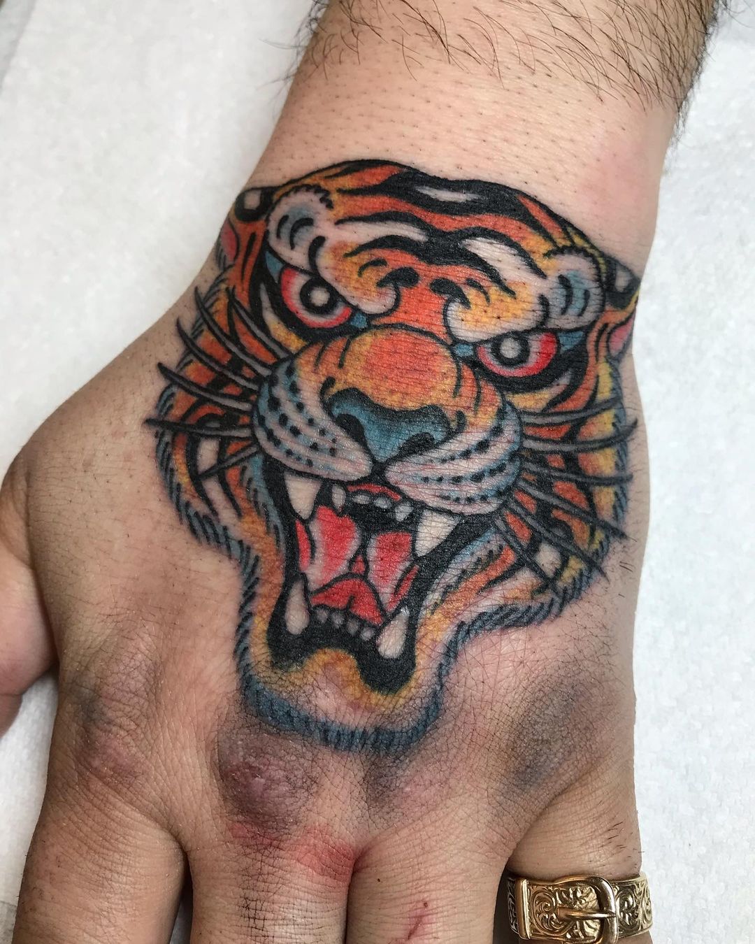 Uživatel Killer Ink Tattoo na Twitteru: „#Traditional #tiger hand tattoo  from Fredy Ricca using #killerinktattoo supplies! #killerink #tattoo # tattoos #bodyart #ink #tattooartist #tattooink #tattooart  #traditionaltattoo #trad #tradtattoo #tigertattoo ...