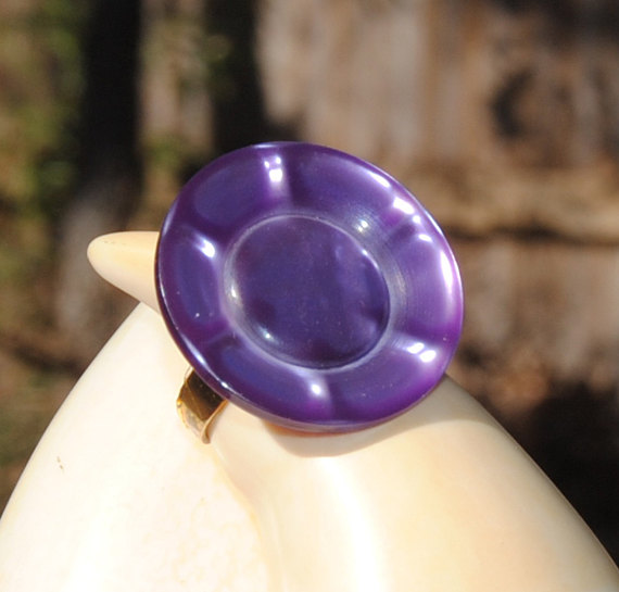 Rescuedoffering's tweet photo. Purple Statement Ring - https://t.co/jBZaMjcMC2 via @EtsySocial #etsyspecialt #specialTGIF #vintagebutton #buttonring https://t.co/dapZEXirnZ