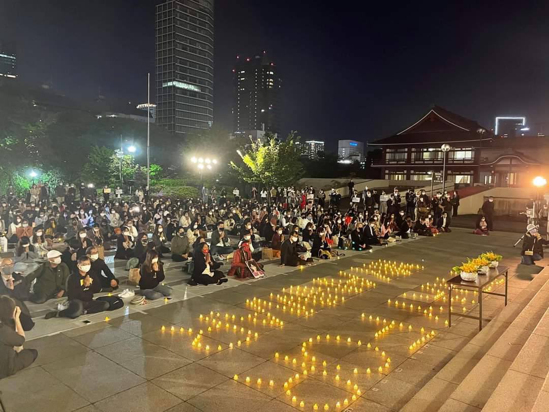 SuSuWin70927361's tweet photo. In front of ZoJoJi Temple, Japanese monks and Burmese monks gathered to pray for fallen heroes during spring revolution in Myanmar along with locals holding candlelights this evening.
NUG ASSEMBLE
#Apr18Coup
#WeSupportNUG https://t.co/QcfHRcpDCJ