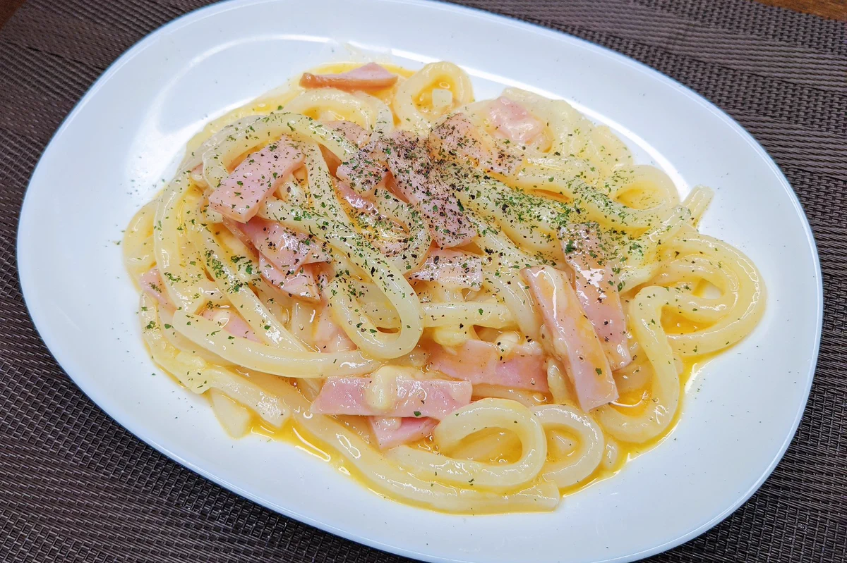 電子レンジで作れるからお手軽！カルボナーラ風うどんレシピ！