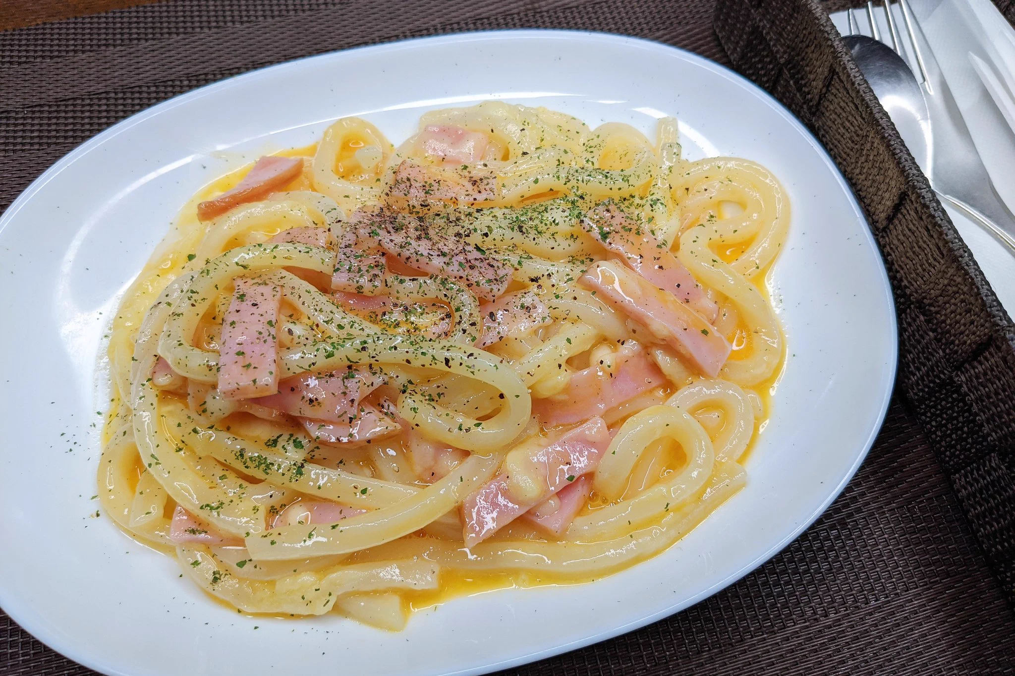 電子レンジで作れるからお手軽！カルボナーラ風うどんレシピ！