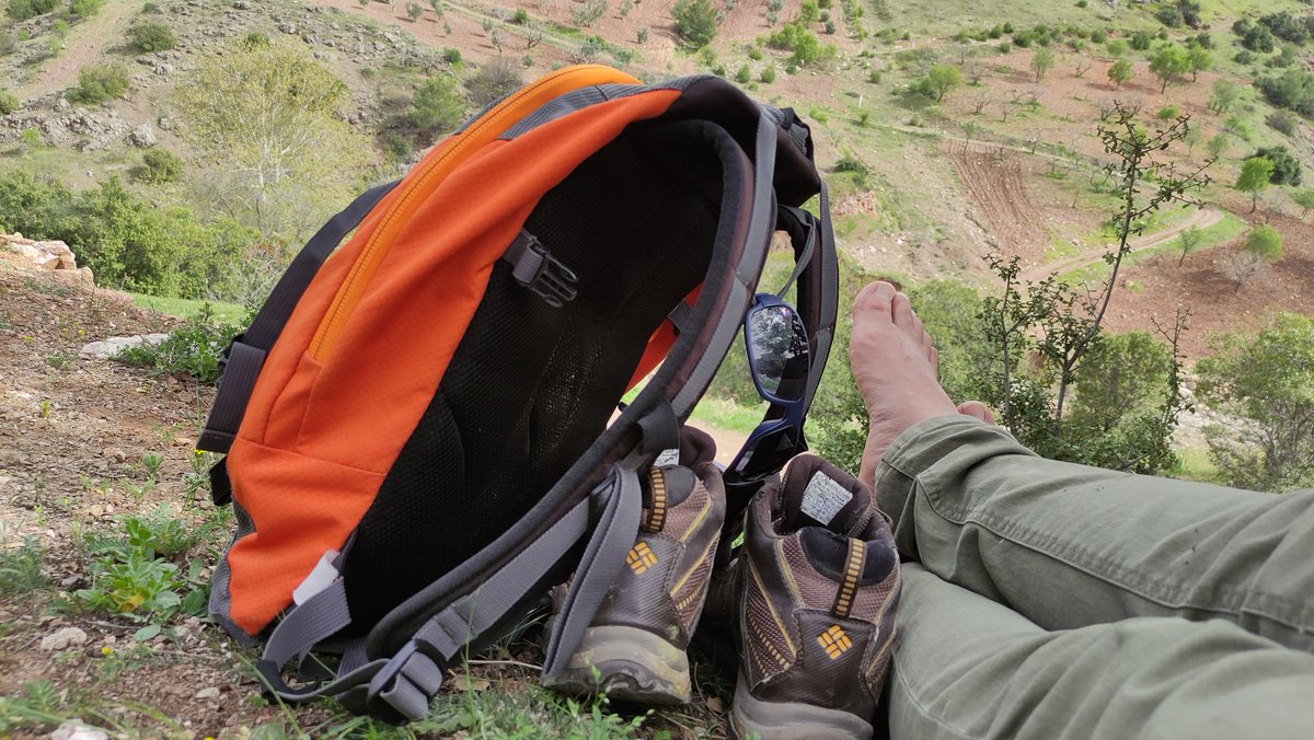 Şehrin acemisi ayaklarım
Bir ileri iki geri gider
Ağzımda kaçak bir cigara
Bugünlük idare eder
Şehrin acemisi ayaklarım
İstikrardan uzak
Rotasız
Kaçak bir tekneyim
Merhaba güneşim
Merhaba deniz fenerim...