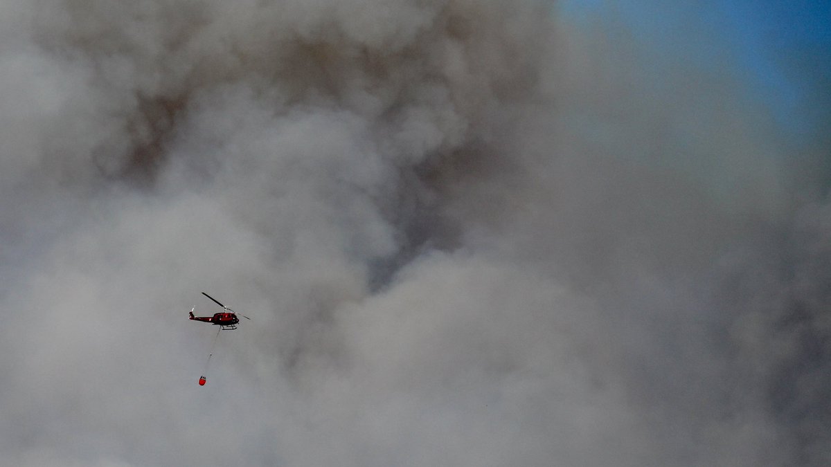 A powerful picture. 

Strength to our firefighters trying to contain the Table Mountain fire #capetownfire