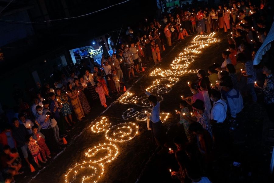 HKonicag's tweet photo. In #Tamakhan,#Hongpar Village Tract, #Hpakant Township, Candlelight vigil was held dedicated to all the heroes who fell during the Spring Revolution.
#Apr18Coup
#WhatsHappeningInMyanmar https://t.co/eKb9jqTFLg