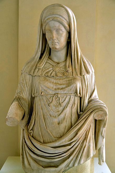 6/n Vesta Virgins priestesses of hearth, Rome. They were supposed to not bear child or social responsibilities for 30 years. Their usual dress was fully draped from head to tow.2nd-century AD Roman statue of a Virgo Vestalis Maxima (National Roman Museum) #Archaeology