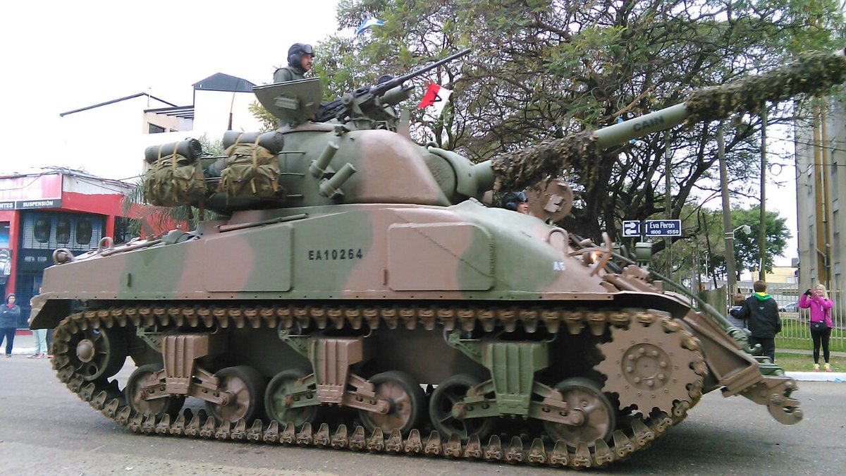 Twitter 上的 けるちゃ 16年に軍事パレードに参加したアルゼンチン軍のシャーマン戦車 迷彩パターンが陸自の戦車 に近くて思わず二度見してしまった チリが導入していたスーパーシャーマンなどに対抗すべくアルゼンチンがフランス製105mm砲のライセンス生産品を搭載
