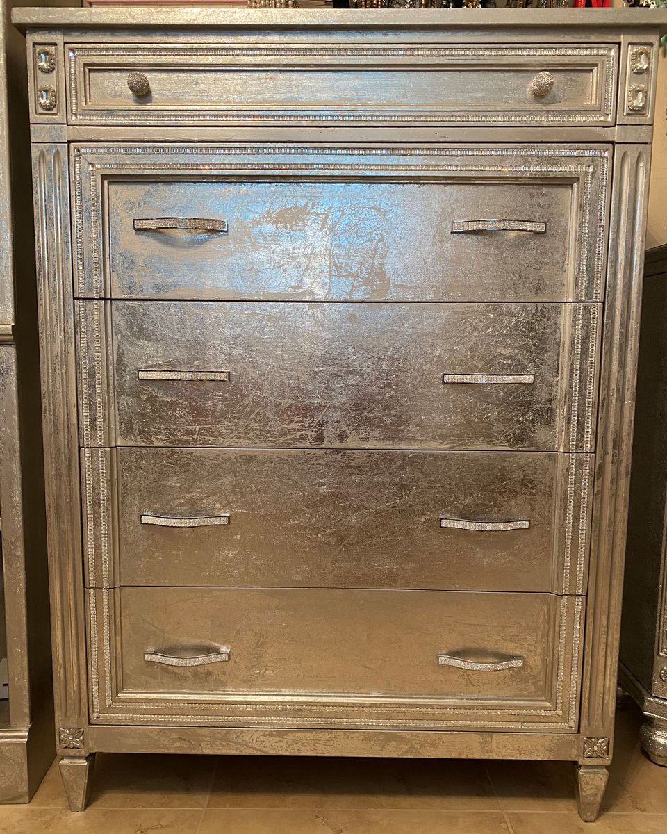 It’s a Bling Thing on today’s art blog:
swanstudiosinc.blogspot.com/2021/04/diamon…
#paintedfurniture #embellishedfurniture #capecoralfauxartist