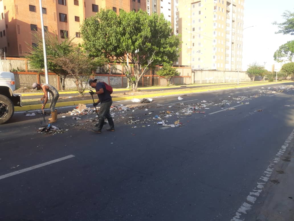 #18Abril Amigos de Maracay, más allá del esfuerzo que hacemos a diario por optimizar el servicio de aseo, no será suficiente sino viene acompañada de la conciencia ciudadana, no es posible este Foco de basura en toda la avenida. INCONSCIENCIA TOTAL!!! 
 FOTO: Av. Casanova Godoy