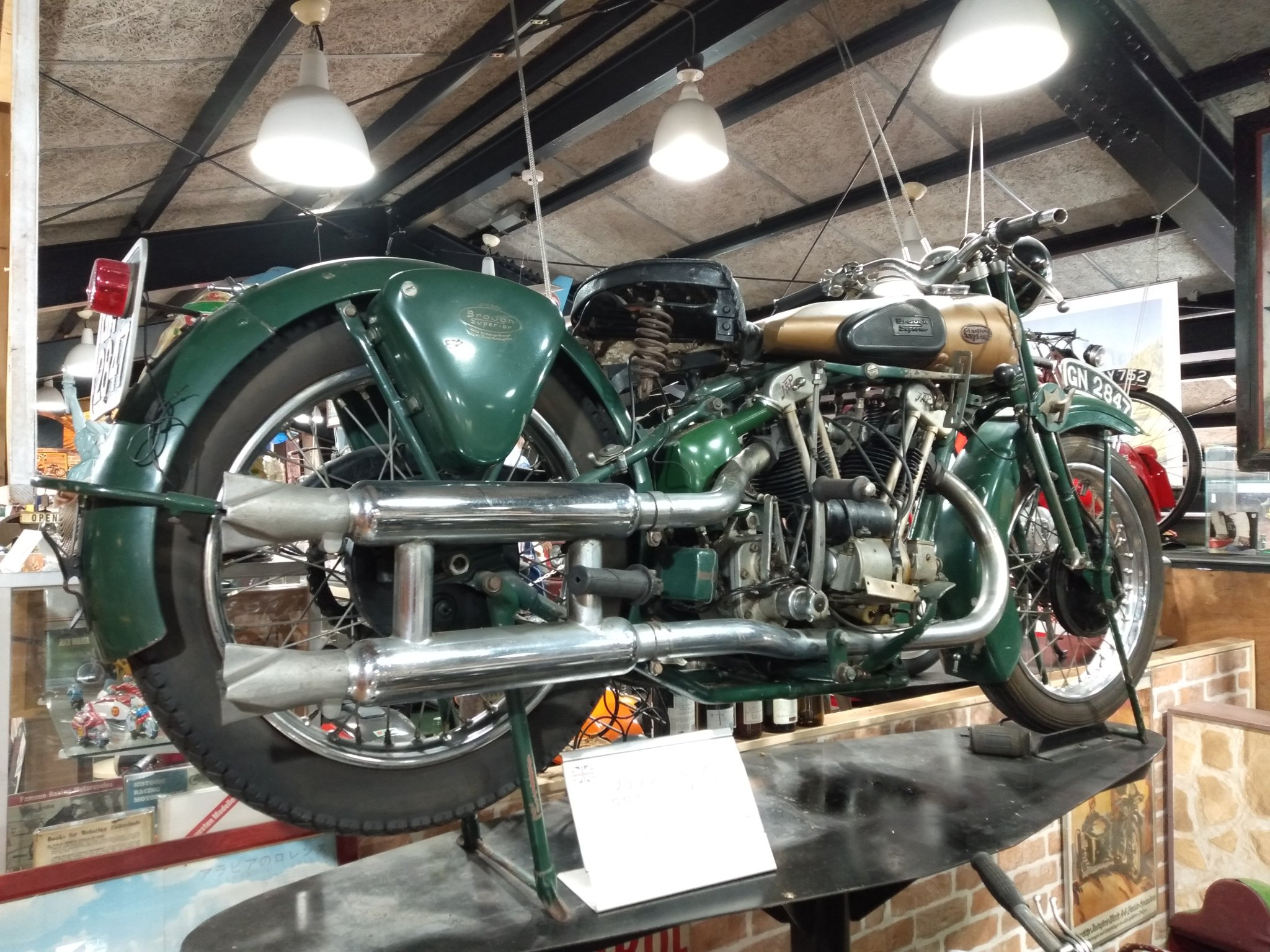 ミスターｘ ブラフシューペリアｓｓ１００ ミュチュア 二輪界のロールスロイスことブラフシューペリア これは６８０ｃｃのミュチュアというモデル キノの旅のエルメスのモデルとなったのは９９８ｃｃのやつ