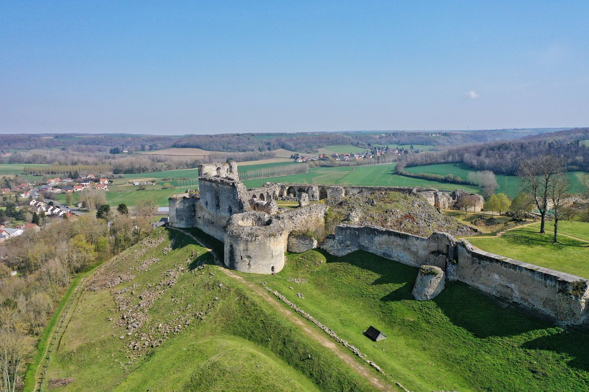 🔴 𝗖𝗛𝗔𝗧𝗘𝗔𝗨 𝗗𝗘 𝗖𝗢𝗨𝗖𝗬 (𝗔𝗜𝗦𝗡𝗘) | Puissante forteresse située au nord de Soissons, le château de #Coucy a subi les destructions de l'armée allemande lors de la Première guerre mondiale. ☄

➡️ Les vestiges sont absolument incroyables ! 😮 #WorldHeritageDay