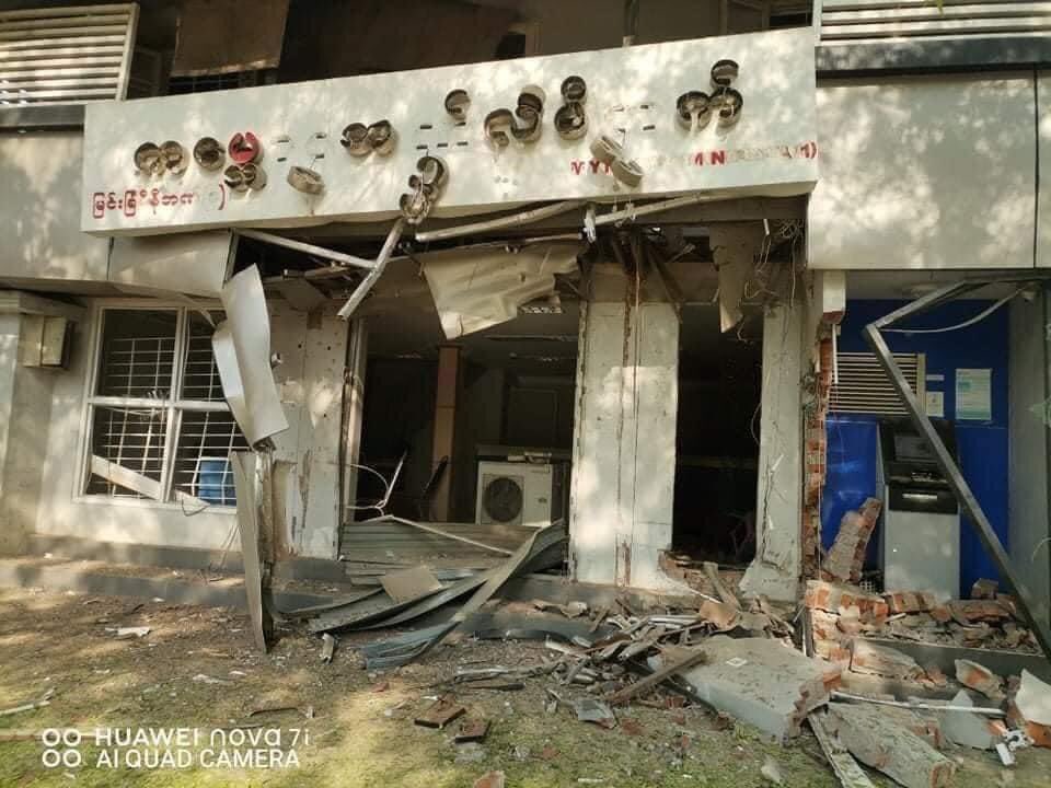 A bomb explosion took place by junta at Kanbawza Bank (KBZ) near the clock tower in Myingyan town at around 4 PM on April 18.
#WhatsHappeningInMyanmar #Apr18Coup #HumanRightsViolations #CrimesAgainstHumanity #Genocide #MilkTeaAlliance #CrimesAgainstHumanityMyanmar