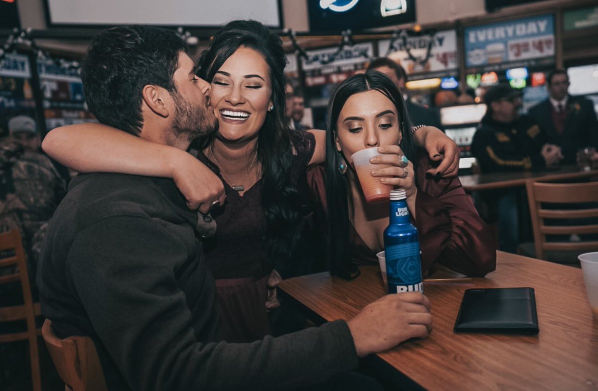 derffffff's tweet image. A year ago today I messaged a complete stranger on Instagram bc I thought he was hot. Today I’m waking up next to him in our HOUSE 🥺 shoot your shot ladies