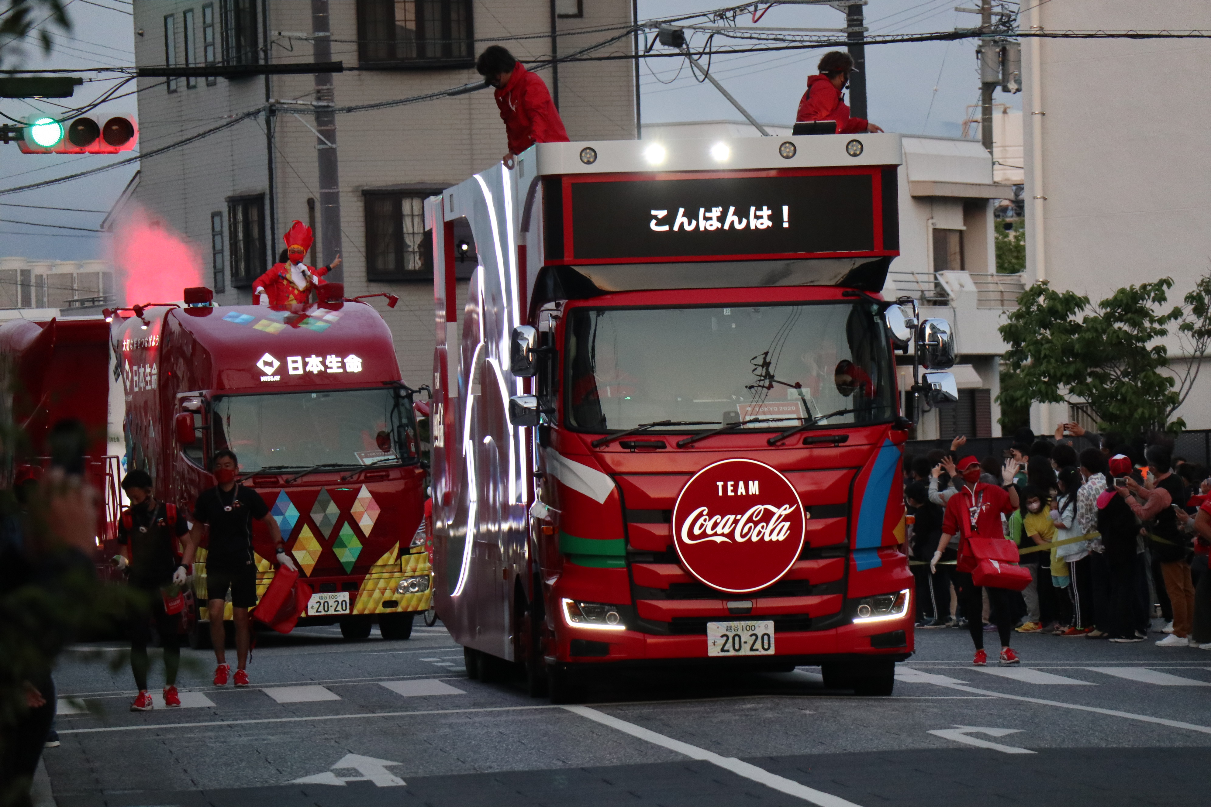 Twitter 上的 リジス C100 8 13 東ハ28b 東京オリンピック聖火リレー スポンサー車両 コカ コーラ 日本生命 Ntt トヨタ自動車 聖火ランナーが来る前に爆音で通り過ぎながら謎ダンスと謎djがテンション上げてくれます ネット配信ではカットされるので現地で