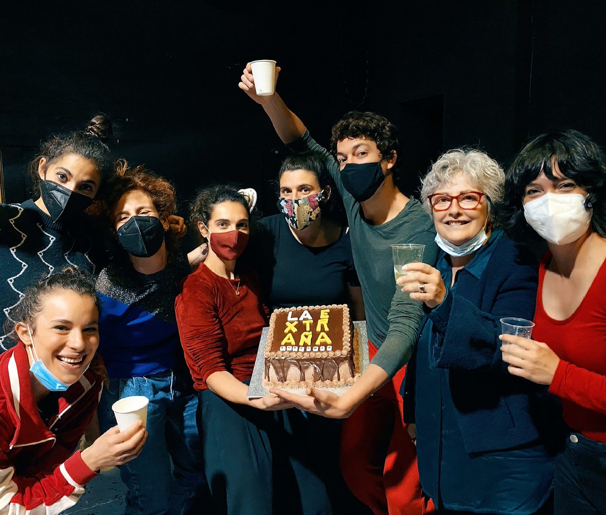 Que bonita nuestra despedida de “La Excepción y la Regla” en nuestro hogar de Madrid  <a href="/teatrobarrio/">Teatro del Barrio</a> . ¡Muchas gracias por acogernos tanto! 💛💛💛 
Súper tarta de celebración de
#lastartasdenahla . 🤤😍❤️
Gracias a todo el equipo y personitas que pasasteis por este hermoso viaje!