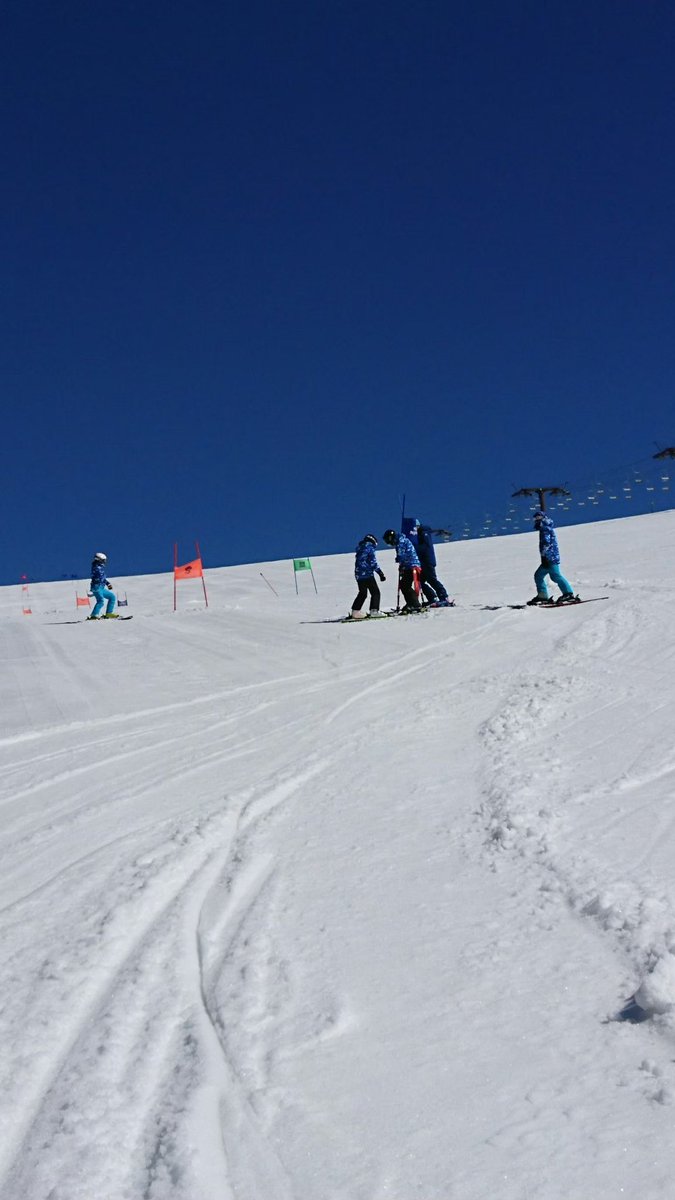 Asahi_SkiClub's tweet photo. #朝日大学 
イベントの記録④
「春合宿」

3月上旬には初めてポールを立てた練習をします♪
3月下旬に開催されるデンタルという全国の歯学部生が集まる大会のための、「アルペン」という競技の練習です⛷
ポールをどんどん滑ることがスキー上達の最短コースかも🤔

コーチが丁寧に指導してくれますよ😎 https://t.co/gUo2HDbPhe