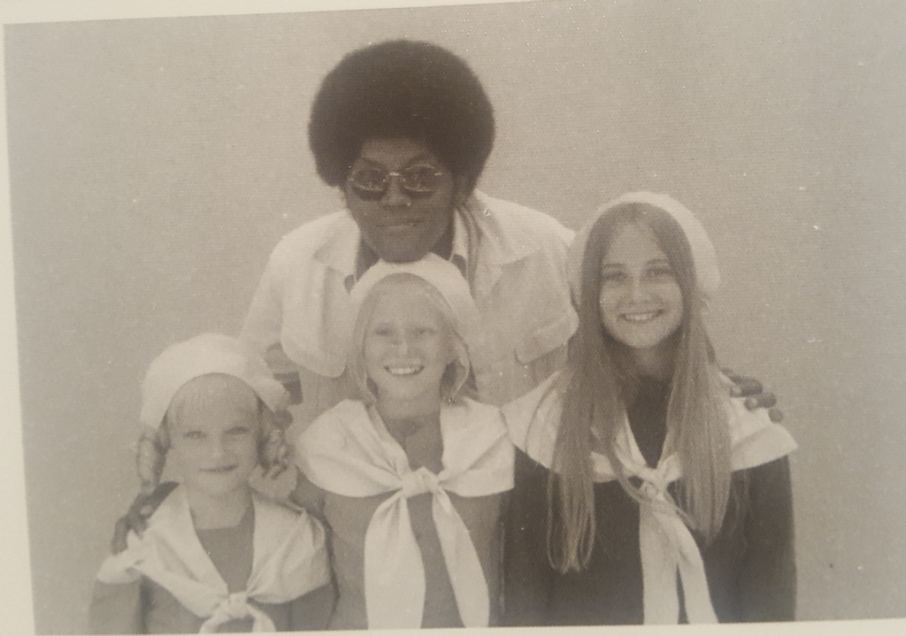 Worlds collide when Clarence Williams lll from 'The Mod Squad' visited the Brady Bunch set during our 'Pilgrim' episode.Flash forward to 1988 and 'I'm Gonna Git U Sucka'- I played his wife.
plumbgoods.tv
 #eveplumb #bradybunch #janbrady #themodsquad  #keenenivorywayans