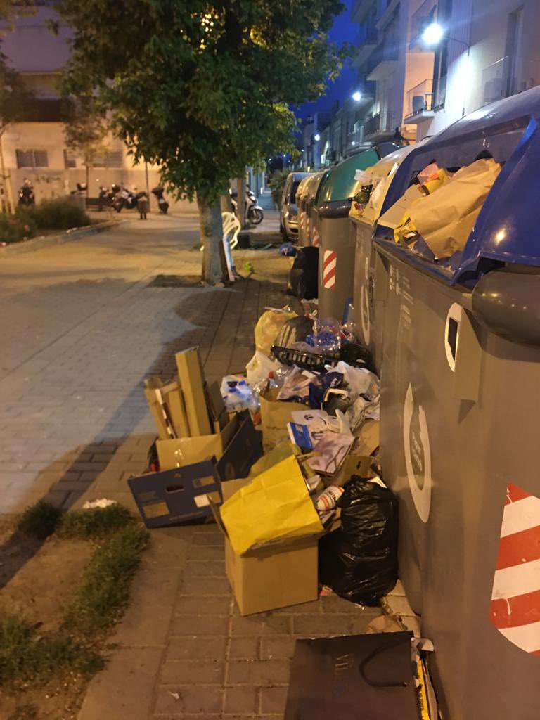 torrents_d's tweet photo. Carrer Indústria
Carrer General Weyler/Guifré
Carrer Conquista/ Guifré
Plaça del Sol

Aquestes fotos són d’ara a #Badalona, tenim un PROBLEMA amb el Servei Actual de Neteja, farem alguna cosa @daniel_gracia? https://t.co/MnuiIXFhlU