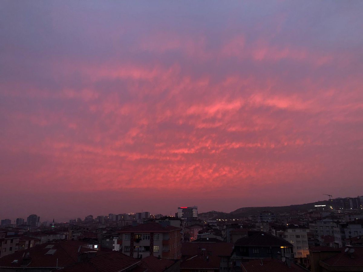 Yüreğim bavulunu toplamış çoktan; ruhum sırtlamış çantasını...
"Uzaklar" çekiyor içimdeki seyyahın tasmasını...