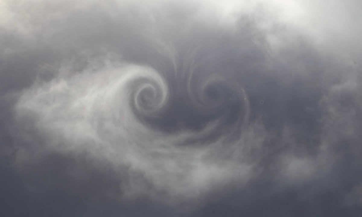 ✈️Many people know what turbulence feels like on a plane but do you know what turbulence looks like?

Hurricane hunters <a href="/53rdWRS/">Hurricane Hunters</a> took this image of wake turbulence created by the aircraft’s wingtip vortices

It's easy to see that we treat the atmosphere as a liquid #FluidDynamics
