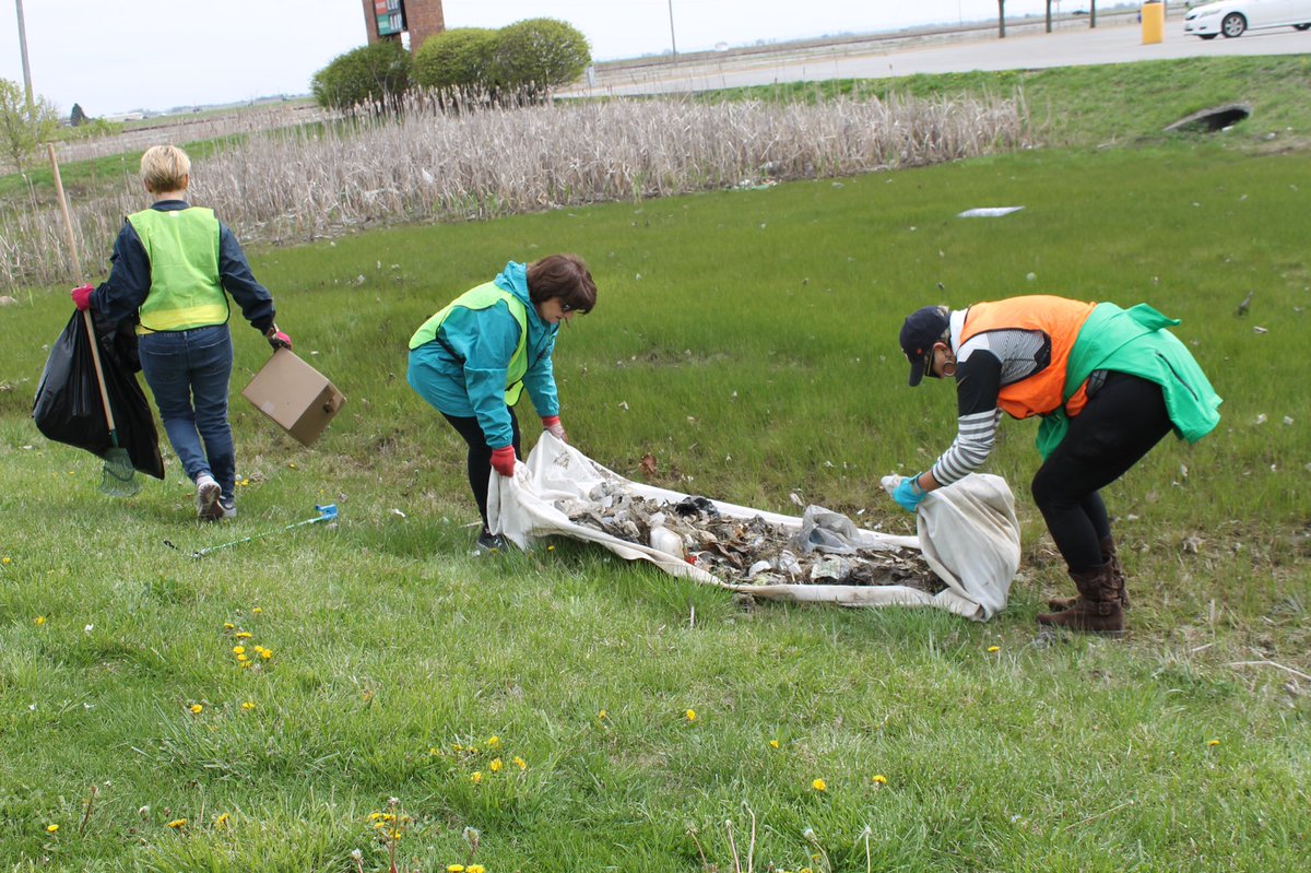 beautifydecatur's tweet image. We had an AWESOME group of volunteers for our litter clean-up in East Route 36 yesterday!   THANK YOU

#DecaturIL #keepDecaturBeautiful #litterpick #litterfree #littering
