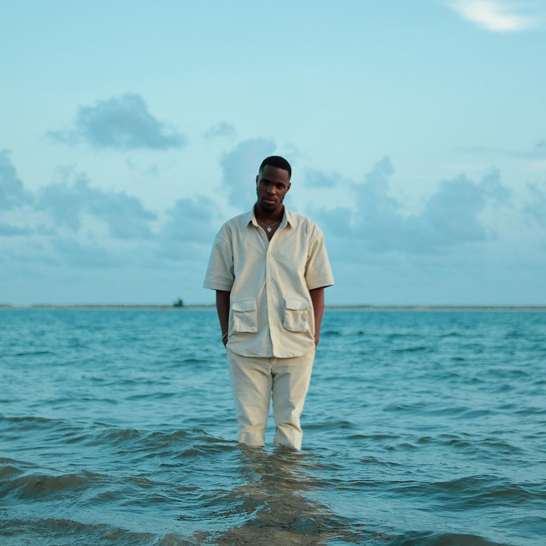 _Officialnation's tweet photo. Levitating the cool breeze.
Khalid wears an #OfficialNation cream corduroy double piece. Short sleeve and cargo pant #LifeisOfficial 💡🌍🌊🇳🇬 https://t.co/OycC8BRILv