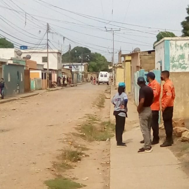 PC_BNA's tweet photo. Por instrucción del C/G William Guacarán, Jefe de la ZEODAN Anzoátegui y Director del PC Municipio Simón Bolívar, se realizó un conversatorio en el sector Barrio Bolívar de 29 de marzo, en el cual se buscó concientizar a los habitantes las medidas preventivas del COVID-19 https://t.co/Rs4G4Agvoc