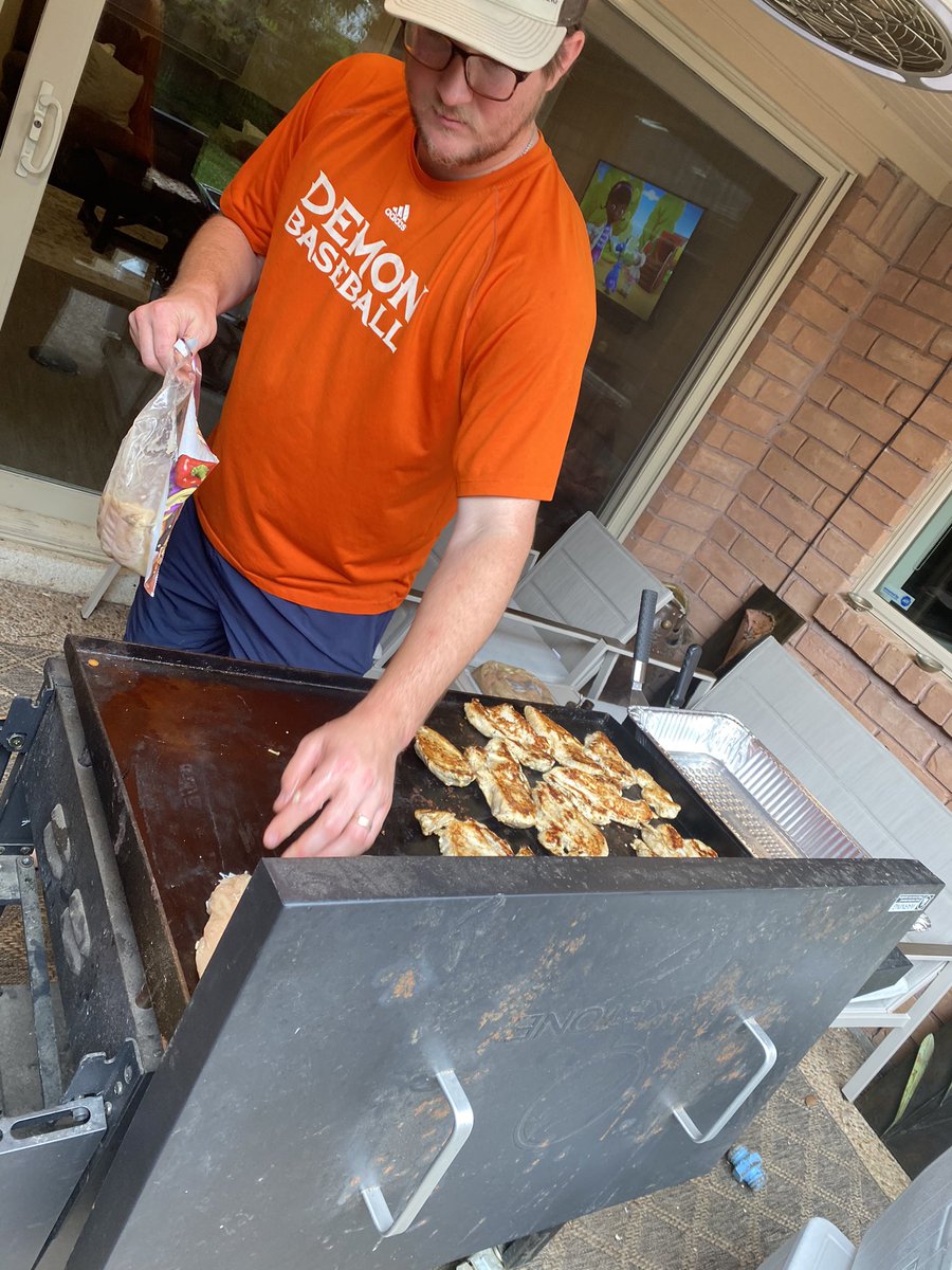 jackieemanza's tweet photo. Such a fun evening last night cooking for @NSUDemonsBSB. Obviously can’t take all of the credit. Alumni @bear_devin and Colin Bear did most of the work. Goodluck today boys ! 😈🤘🏼 https://t.co/oWW8iQNRlk