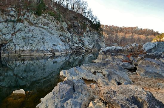 mcfrs's tweet photo. ⚠️Proceed with caution⚠️
Because this is such a popular urban escape, there seems to be an assumption that this is an easy stroll along the river bank. It is NOT. This is a rugged trail that demands respect, hiking experience, sturdy footwear & a plan. https://t.co/StvlYv9JKc https://t.co/9jBdELn9ls