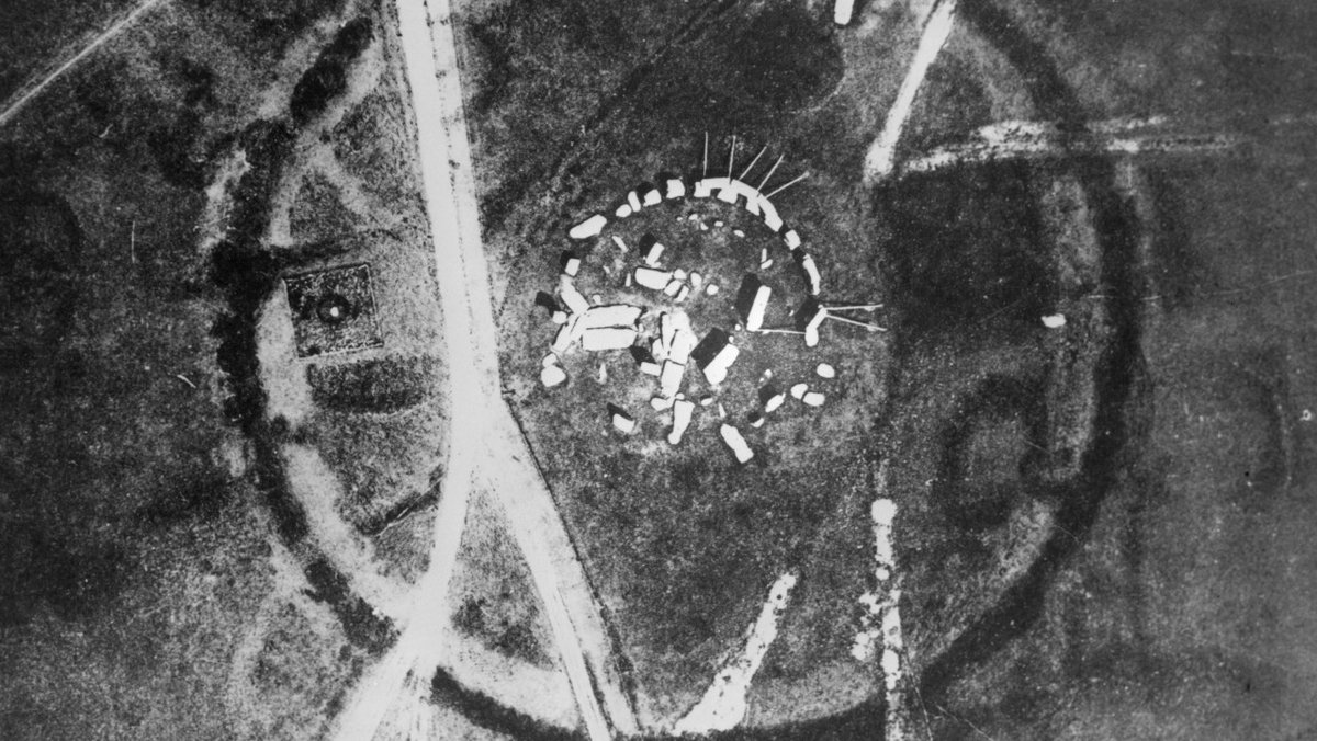 EH_Stonehenge's tweet image. There was once a road that ran through the bank and ditch of Stonehenge. It was diverted by the Office of Works as part of the 1919 programme of restoration but is super visible in this photo from 1906. More stories 👉 eht.social/2CGGQtW

Photo: 1906 (C) Historic England