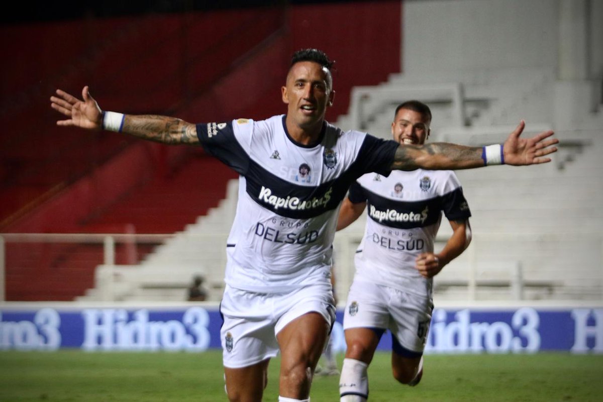 Nicobozza's tweet photo. Lucas Barrios se queda afuera del clásico producto de una miocarditis (secuela del #Covid_19). No irá ni al banco. Sensible baja para #GELP https://t.co/G6N5OTb4px