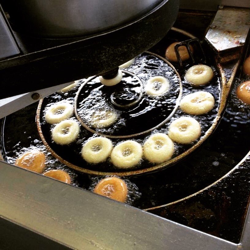 eatingyyz's tweet photo. Did you know there is a place to get #TinyTomDonuts? There is a drive-in BBQ spot (Brickyard BBQ) in #Etobicoke that has the truck there to get some! 🥰
📍 @TinyTomDonuts
🔎 Mini #Doughnuts 🍩
📷 foodieefromthe6ix (IG)
#torontodonuts #etobicokefood #torontodessert #eatingyyz https://t.co/iUY7Lm4BGg