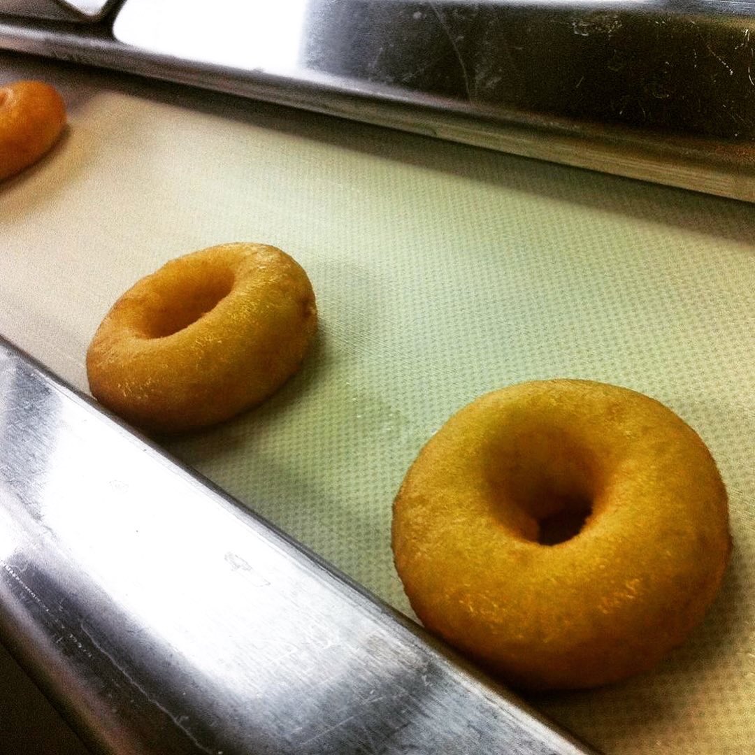 eatingyyz's tweet photo. Did you know there is a place to get #TinyTomDonuts? There is a drive-in BBQ spot (Brickyard BBQ) in #Etobicoke that has the truck there to get some! 🥰
📍 @TinyTomDonuts
🔎 Mini #Doughnuts 🍩
📷 foodieefromthe6ix (IG)
#torontodonuts #etobicokefood #torontodessert #eatingyyz https://t.co/iUY7Lm4BGg