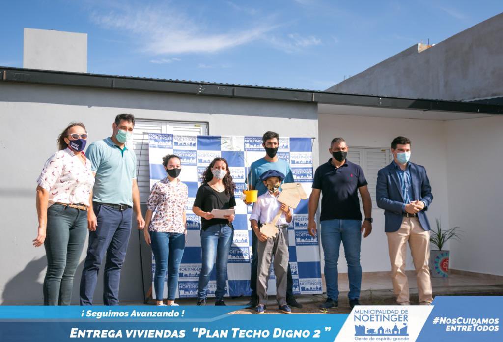 Litobevi's tweet photo. Entregamos 4 nuevas viviendas a familias de Noetinger, una emoción gigante para ellos y una gran satisfacción para nosotros.
Con el Plan Techo Digno II nos propusimos hacer 20 viviendas, ya entregamos 14 y vamos por las 6 restantes.
#SeguimosProgresando https://t.co/SIuLBGdKeb