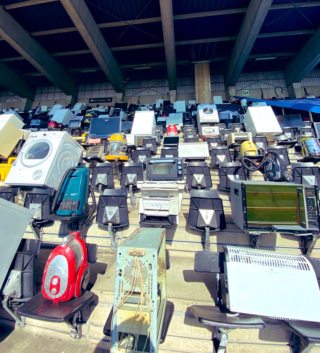 FanexperienceNL's tweet photo. Well... thats something we havent seen before... 

No fans, but 500 broken electric devices on the stands.😱 #CluMoe @Recupel_be 

More: https://t.co/sZSoBVj4PH https://t.co/QkTtKjwHz4 https://t.co/LB6qfqFS3P
