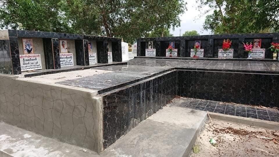 MilkTeaMM_MTAM's tweet photo. Junta terrorists did cruel massacre &amp; genocide in #Bago on Apr 9. Several people died &amp; civilians did Spring Revolution Tribute cemetery for them but Junta forcibly ordered to remove all the graves that contain words related with revolution. #WhatsHappeningInMyanmar #Apr18Coup https://t.co/wBfDIvBYjK