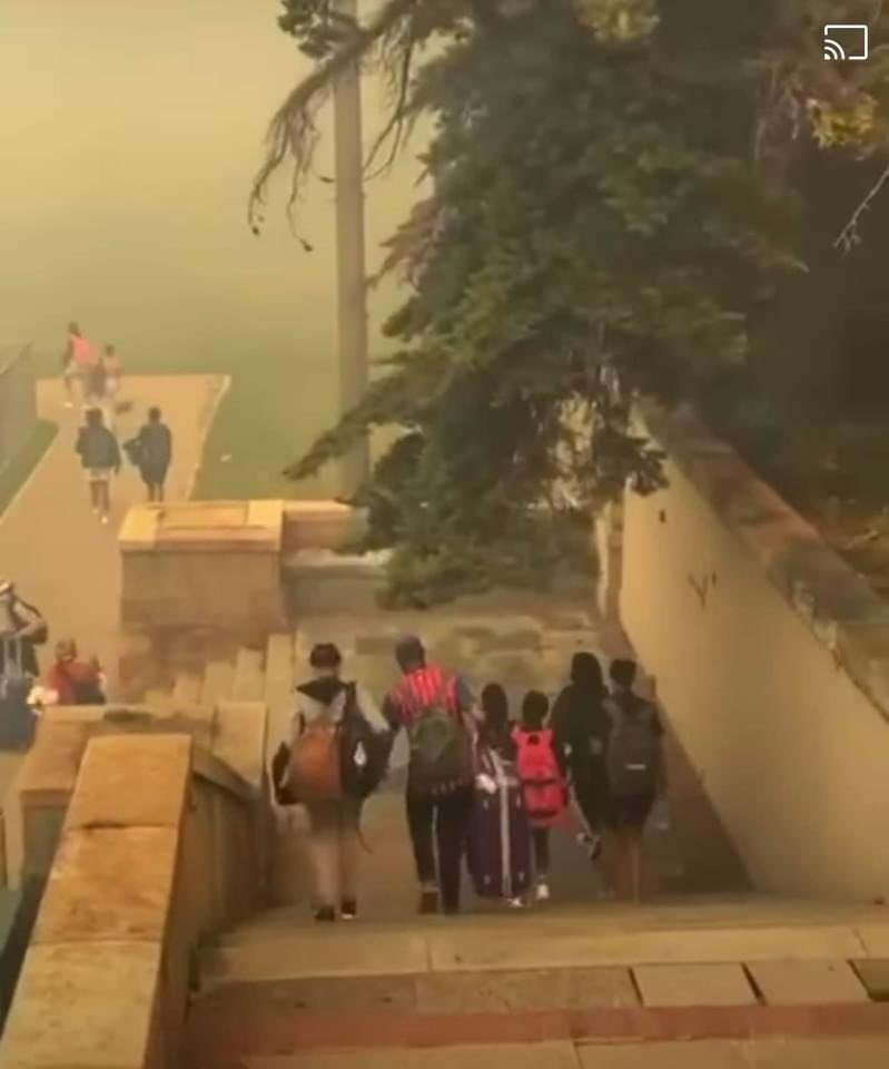 Abramjee's tweet photo. Our prayers and thoughts are with all those affected by the #CapeTownFire - We also salute the many firefighters who are desperately trying to contain the fires. @wo_fire @CityofCT @WesternCapeGov @UCT_news @TableMountainNP https://t.co/YplDwOUC1d