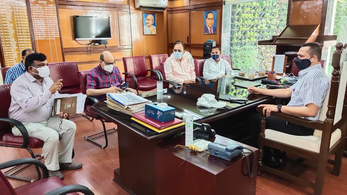 CommissionerKnp's tweet image. माननीय मुख्यमंत्री के निर्देश पर,यूपी सरकार ने कानपुर शहर में कोविड अस्पतालों के लिए ऑक्सीजन की आवश्यक व्यवस्था की है।तरल ऑक्सीजन के टैंकर जल्द ही कानपुर में पहुँच रहे हैंl  जिला प्रशासन और स्वास्थ्य विभाग सभी दवाओं व वस्तुओं की व्यवस्था सुनिश्चत कर रहा हैं @CMOfficeUP @DMKanpur