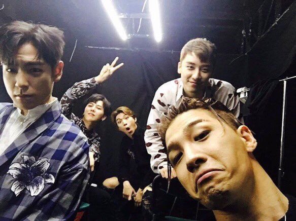 theplanet_yolo's tweet photo. ขอขายฮะ หายไปกว่า 5 ปีกลัวเด็กรุ่นใหม่ไม่รู้จัก
#BIGBANG วงที่ทำเพลงดี แต่สติไม่ดีก็ได้ ทำเพลงเองทุกเพลงนำทีมโดยคุณลีดเดอร์จียง มี 5 คน 5 สไตล์ เมนร้อง 3 เมนแร็พ 2 

ตอนนี้เป็นทางการอาจเหลือ 4 แต่ในใจคือ 5 เสมอ 👑💛 https://t.co/rKMeY8Ur6Z