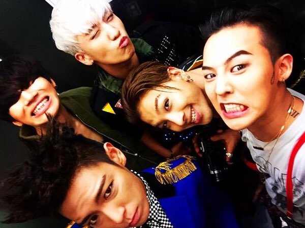 theplanet_yolo's tweet photo. ขอขายฮะ หายไปกว่า 5 ปีกลัวเด็กรุ่นใหม่ไม่รู้จัก
#BIGBANG วงที่ทำเพลงดี แต่สติไม่ดีก็ได้ ทำเพลงเองทุกเพลงนำทีมโดยคุณลีดเดอร์จียง มี 5 คน 5 สไตล์ เมนร้อง 3 เมนแร็พ 2 

ตอนนี้เป็นทางการอาจเหลือ 4 แต่ในใจคือ 5 เสมอ 👑💛 https://t.co/rKMeY8Ur6Z