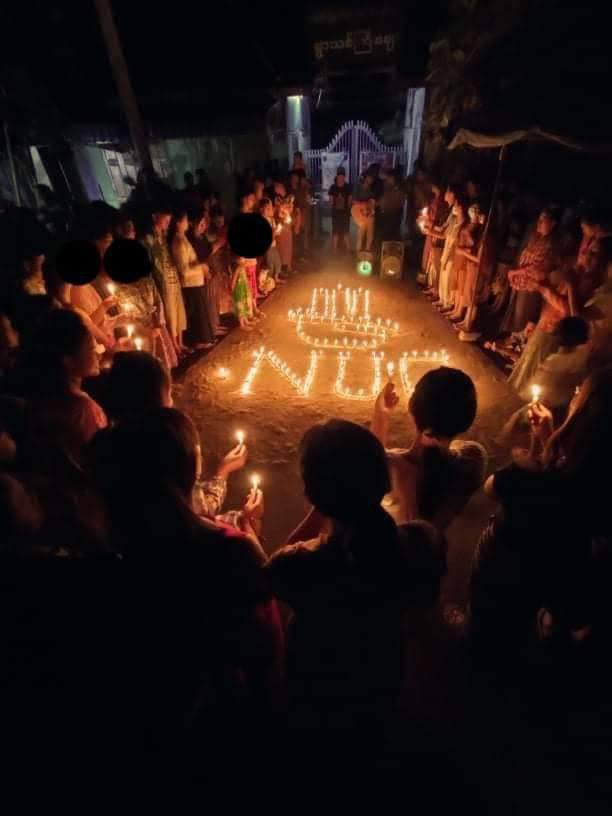 chitsuhtway_su's tweet photo. Candlelights Night Strike in YwarThitGyi, Sagaing, showing support to our newly formed legitimate government @NUGMyanmar.
NUG ASSEMBLE
#Apr18Coup
#WeSupportNUG
#WhatsHappeningInMyanmar https://t.co/vp3VUB5ZmU https://t.co/ItZx4SvfFt