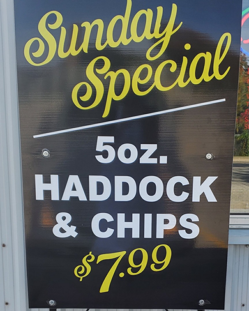 EastChips's tweet photo. Its Sunday so we all know what that means! $7.99 Sunday special. 
5oz Haddock and chips for only $7.99. And remember if you pay with cash receive a 5% Discount. 

We're on Townline but the names East Coast. https://t.co/MWXZu6GqWL