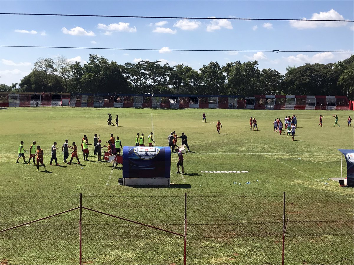Final del partido en el Luciano Zacarias
<a href="/colegialespy/">Club Atlético Colegiales</a> 2-1 <a href="/cccnemby1925/">Club Cristobal Colón de Ñemby</a>